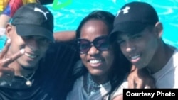 Norabel Herrera y sus dos hijos Yurien Rogelio (izquierda) y Yunier Ronaldo.