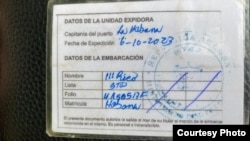Reverso del carnet de la Capitanía del Puerto de La Habana con los datos de la embarcación.