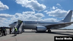 Foto publicada en redes sociales por el Ministerio del Interior de Cuba sobre el arribo de un vuelo a La Habana con 51 migrantes deportados por Estados Unidos.