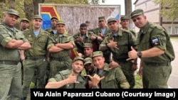 Cubanos posan como soldados del 137 Regimiento de paracaidistas, ubicado en la ciudad de Riazán. Foto Cortesía Alain Paparazzi Cubano