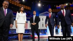 Aspirantes a la candidatura republicana a la presidencia en debate en Miami, (izq. a der.) Chris Christie, Nikki Haley, Ron DeSantis, Vivek Ramaswamy y Tim Scott.