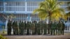 Guardias se preparan para tomar sus posiciones en la cárcel de máxima seguridad Combinado del Este, en La Habana. (Adalberto Roque/AFP)