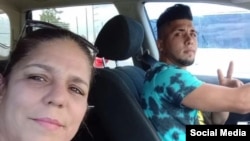 El inmigrante Lisvan Isidron junto a su madre Mirielzi Cabrera en Miami. Este miércoles fue detenido y puede ser deportado a Cuba.