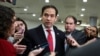 El senador cubanoamericano Marco Rubio habla con periodistas en Washington. (Reuters/Amanda Andrade Rhoades/Archivo)