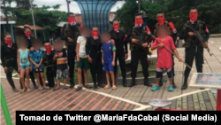 Guerrilleros del ELN posan con varios niños. Foto publicada por la senadora colombiana María Fernanda Cabal.