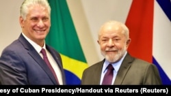 El gobernante cubano Miguel Díaz-Canel junto al presidente de Brasil Luiz Inácio Lula da Silva, en París, el 22 de junio de 2023.