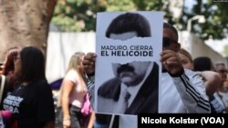 Un manifestante sostiene un cartel contra el gobierno del presidente venezolano Nicolás Maduro.