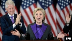 Clinton reconoció hoy públicamente su derrota electoral y pidió dar al presidente electo, Donald Trump, una "oportunidad de liderar" el país.
