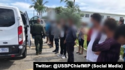 Balseros cubanos capturados por las autoridades migratorias.