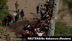FOTO ARCHIVO. Migrantes de Cuba y Venezuela, mayoritariamente, tras cruzar el Río Grande desde México por Eagle Pass, Texas.