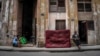 Mujeres sentadas en la acera de una calle, en La Habana, Cuba, el sábado 9 de julio de 2022. (Foto AP/Ramon Espinosa)