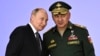 El presidente ruso Vladimir Putin y el ministro de Defensa Serguéi Shoigu asisten a la apertura de una conferencia de seguridad en las afueras de Moscú el 15 de agosto del 2022. (Sputnik, Kremlin Pool Foto via AP).