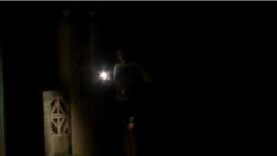 Cubanos hablan de los apagones: "Todos los días y a cualquier hora" Cubanos hablan de los apagones: "Todos los días y a cualquier hora"