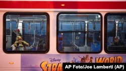 Un bus de migrantes enviado por el gobernador de Texas, Greg Abbott, tras arribar el miércoles 16 de noviembre de 2022 a Filadelfia.