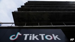 El caso contra la aplicación de redes sociales TikTok consolida varias demandas que cuestionan la constitucionalidad de una ley que prohíbe su uso en Estados Unidos.