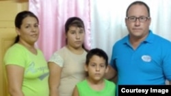 Ramón Rigal y Adya Expósito, junto a sus dos hijos.