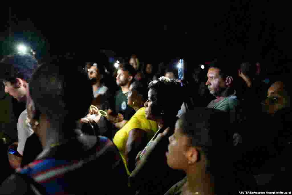 Cubanos acudieron a protestar en la sede del partido comunista contra la escasez de electricidad durante un apagón tras el paso del huracán Ian en La Habana, Cuba, el 29 de septiembre de 2022.