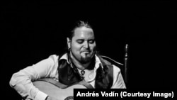 El guitarrista cubano, Andrés Vadín.