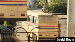 Remolque de transporte del MININT usado como instrumento represivo, según denuncia en Facebook el opositor Ángel Moya.