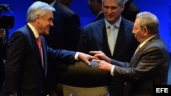 El entonces presidente de Chile, Sebastián Piñera saluda al gobernante Raúl Castro en esta imagen de archivo.