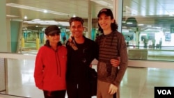 Indira Solís (a la izquierda), se reúne con su hijo Jorge Zamora (centro), luego de haber aplicado al parole humanitario de EEUU.