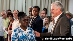 La vicepresidenta de Colombia Francia Márquez junto al gobernante cubano Miguel Díaz-Canel
