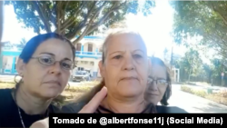 Vestidas de negro para pedir libertad para sus hijos, Marta Perdomo (derecha)
Layda Yirkis Jacinto (izquierda) y Liset Fonseca (centro).