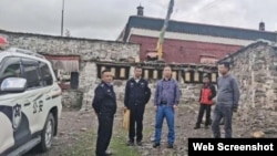 El secretario Zhang Ling (centro) durante su visita de inspección al monasterio de Tengdro en la ciudad de Shekar, condado de Tingri, Región Autónoma del Tíbet, el 2 de julio de 2020.