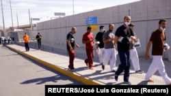 Cubanos expulsados de EEUU y enviados a México bajo el Título 42, en el puente fronterizo de Ciudad Juárez, el 3 de mayo de 2022.