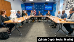 La activista cubana Carolina Barrero, primera de izq. a der. participó en la reunión con el Secretario de Estado, Antony Blinken.