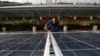 Un trabajador ajusta paneles solares en un parque en las afueras de La Habana el 24 de septiembre de 2013. (REUTERS/Stringer/Archivo)