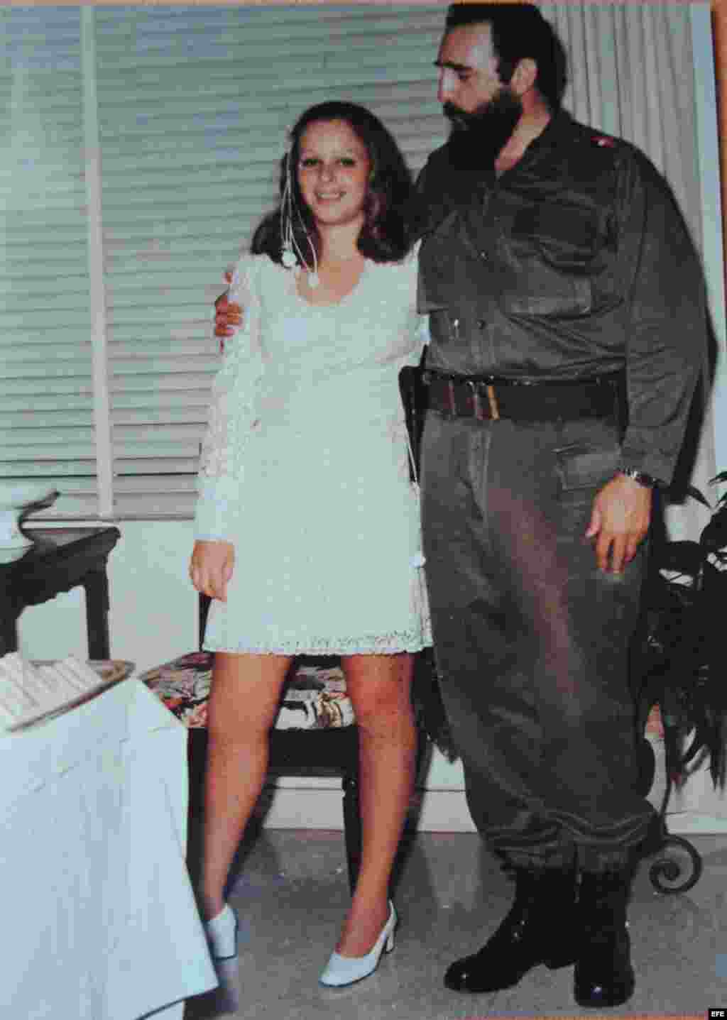 La hija "rebelde" de Fidel Castro, Alina Fernández Revuelta, muestra una foto del día de su boda junto a su padre, durante una entrevista con Efe en su casa en Miami, Florida.