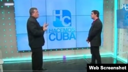 Humberto López (der.) entrevista al fiscal José Luis Reyes Blanco.