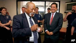 El pelotero cubano Luis Tiant firma autógrafos para sus fans en el Departamento de bomberos de Manchester, en New Hampshire. (AP/Cheryl Senter, Archivo)