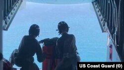 Guardia Costera de Estados Unidos lleva suministros a migrantes cubanos, el 3 de marzo de 2021.