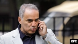 El excampeón de ajedrez y líder opositor Gary Kaspárov habla por teléfono a las puertas de una sede judicial de Moscú (Rusia).