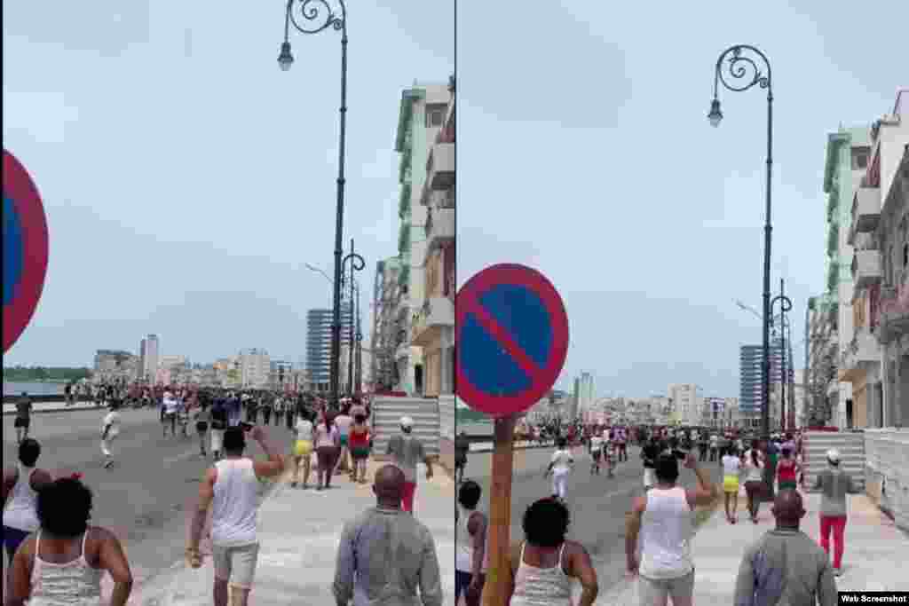 Protesta en el Malencón, La Habana, al grito de "Patria y Vida" el 11 de julio de 2021. Las personas avanzaron de manera pacífica.