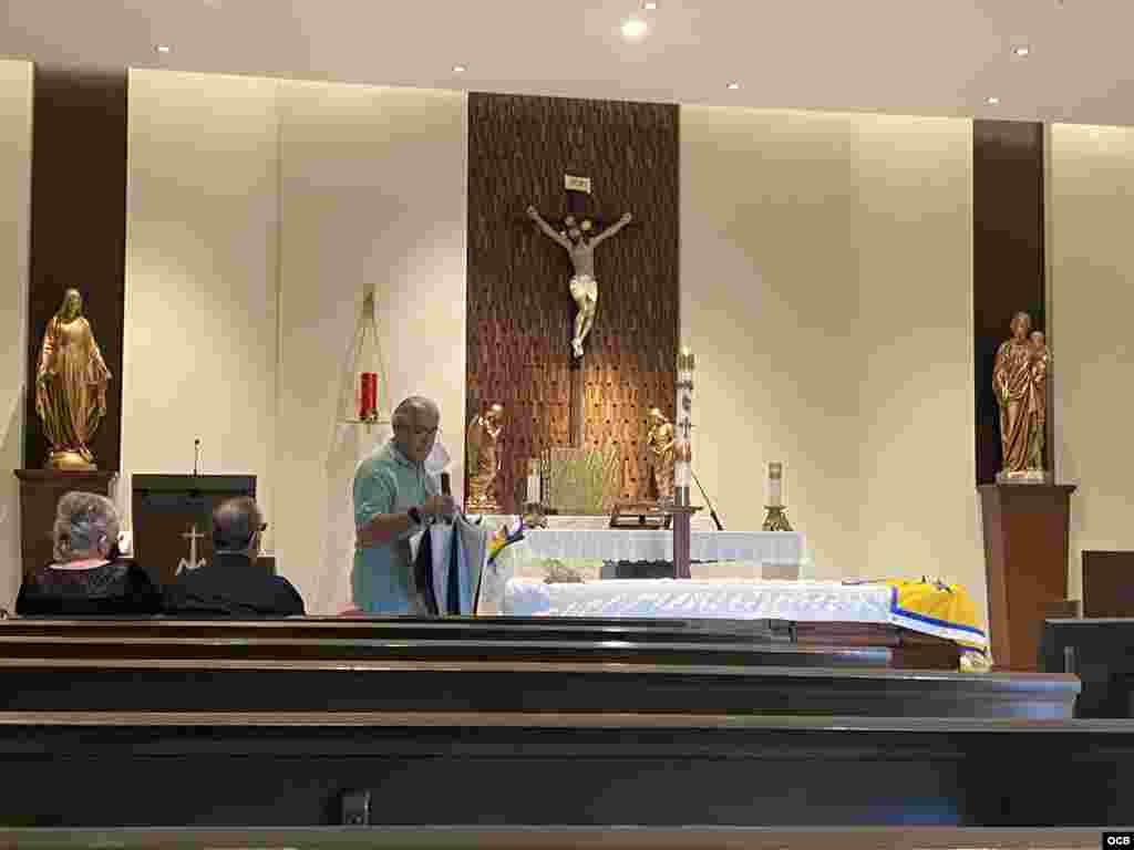 Humberto "Chino" Arguelles junto al féretro del Padre Carrillo