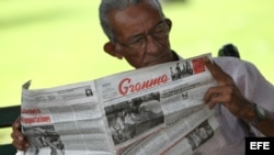 Un hombre lee el diario oficial Granma, en La Habana, Cuba.