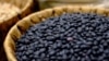 Frijoles negros, un componente fundamental, junto al arroz, de la dieta del cubano. REUTERS/David Mercado