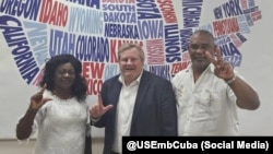 Los opositores cubanos Berta Soler y Ángel Moya, junto al jefe de la misión diplomática de EEUU en La Habana, Mike Hammer (centro).