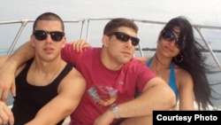 Jorge Javier Rodríguez Cabrera junto al nieto de Raúl Castro, Raúl Guillermo Rodríguez Castro, apodado “El Cangrejo” durante un paseo.