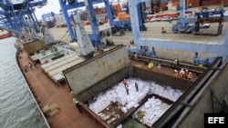 Trabajadores desvelan los contenedores ocultos entre sacos de azúcar que presumiblemente contienen material bélico, dentro del barco norcoreano Chong Chon Gang hoy, martes 16 de julio de 2013, en el muelle de Manzanillo en Colón (Panamá). Las autoridades