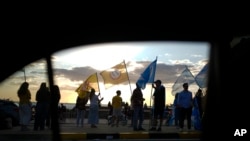 Miembros de partido político realizan un mitin un día antes de la votación en Montevideo, Uruguay, el sábado 26 de octubre de 2024. (AP/Natacha Pisarenko)