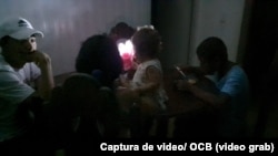 Familia cubana come en medio de apagón