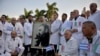 Médicos cubanos de la brigada internacional Henry Reeve posan con un retrato de Fidel Castro antes de partir a Italia, en marzo pasado. (Yamil LAGE / AFP)