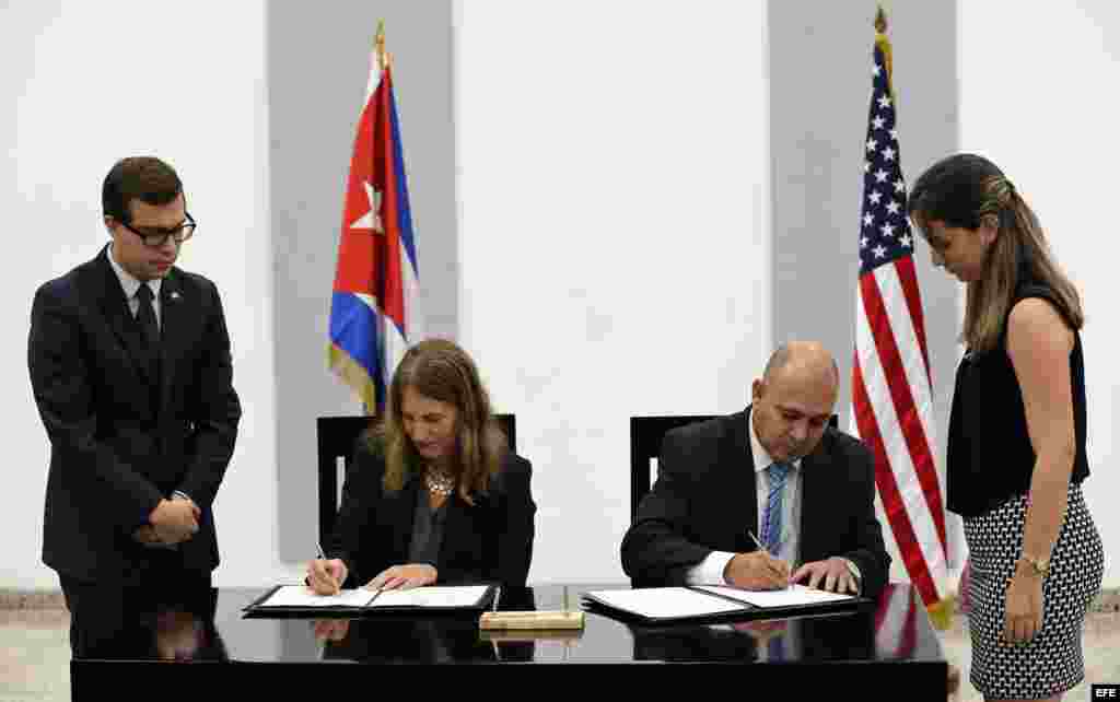  El ministro de Salud de Cuba, Roberto Morales (i), y la secretaria de Salud y Servicios de EE.UU., Sylvia Burwell (d), se reúnen hoy, jueves 20 de octubre de 2016, en La Habana