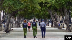 Policías caminan por la calle El Paseo del Prado en La Habana, el 15 de noviembre de 2021, día de la Marcha Cívica por el Cambio.