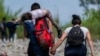 Migrantes en la aldea Bajo Chiquito, en un punto fronterizo de la provincia Darién, de Panamá, el 22 de septiembre de 2023. (AFP/Luis Acosta).