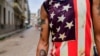 Un hombre en La Habana viste una camiseta con los colores de la bandera estadounidense y un tatuaje de Ernesto Che Guevara. (Reuters/Norlys Perez Archivo)